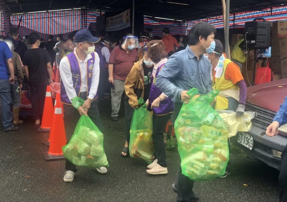 國際獅子會300A1區在端午節前「傳愛送暖到北海」發送給三芝、石門地區一千二百家弱勢戶一大袋豐盛物資。　（記者吳瀛洲攝）