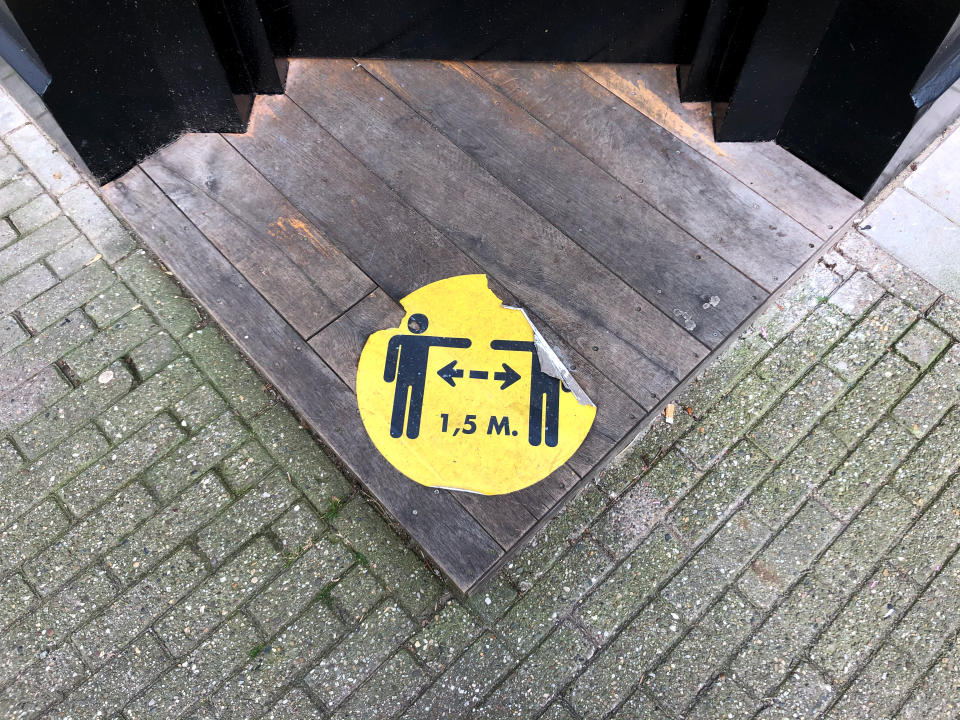 Sticker auf Holz bekommt man nicht so leicht wieder ab (Bild: Getty).