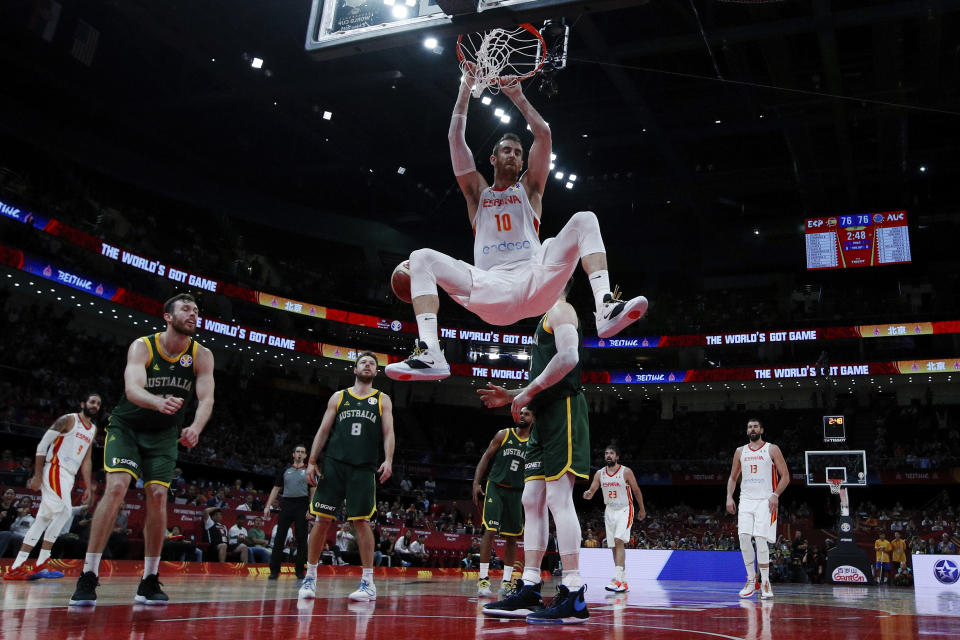 El español Víctor Claver clava el balón en el partido frente a Australia en las semifinales de la Copa del Mundo de la FIBA, en la Arena Cadillac de Beijing, China, el viernes 13 de septiembre de 2019. (AP Foto/Andy Wong, Pool)