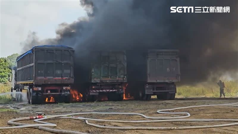 苗栗市大貨車不明原因火警，消防隊拉水線灌救。（圖／翻攝畫面）