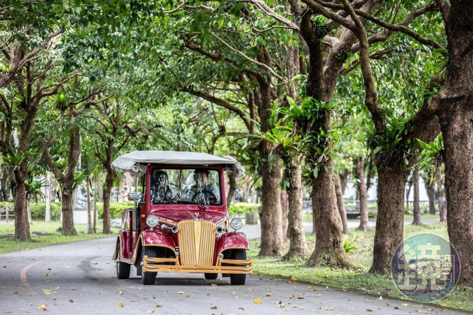 租台紅色復古老爺車代步，輕鬆又吸睛。