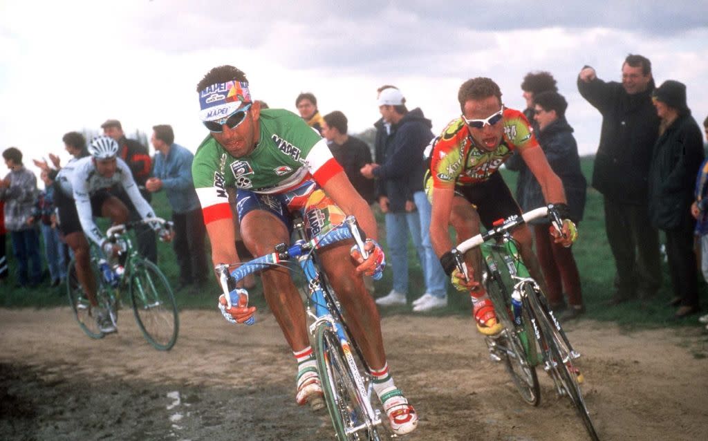 Andrea Tafi, en primer plano, con el maillot de campeón nacional de Italia, corre la París-Roubaix de 1999. En aquel entonces, Tafi hacía parte del mítico equipo Mapei. Veinte años después, a los 52, el italiano quiere volver a correr en la clásica, conocida por muchos como “El infierno del norte”. / Foto: Yahoo Sports