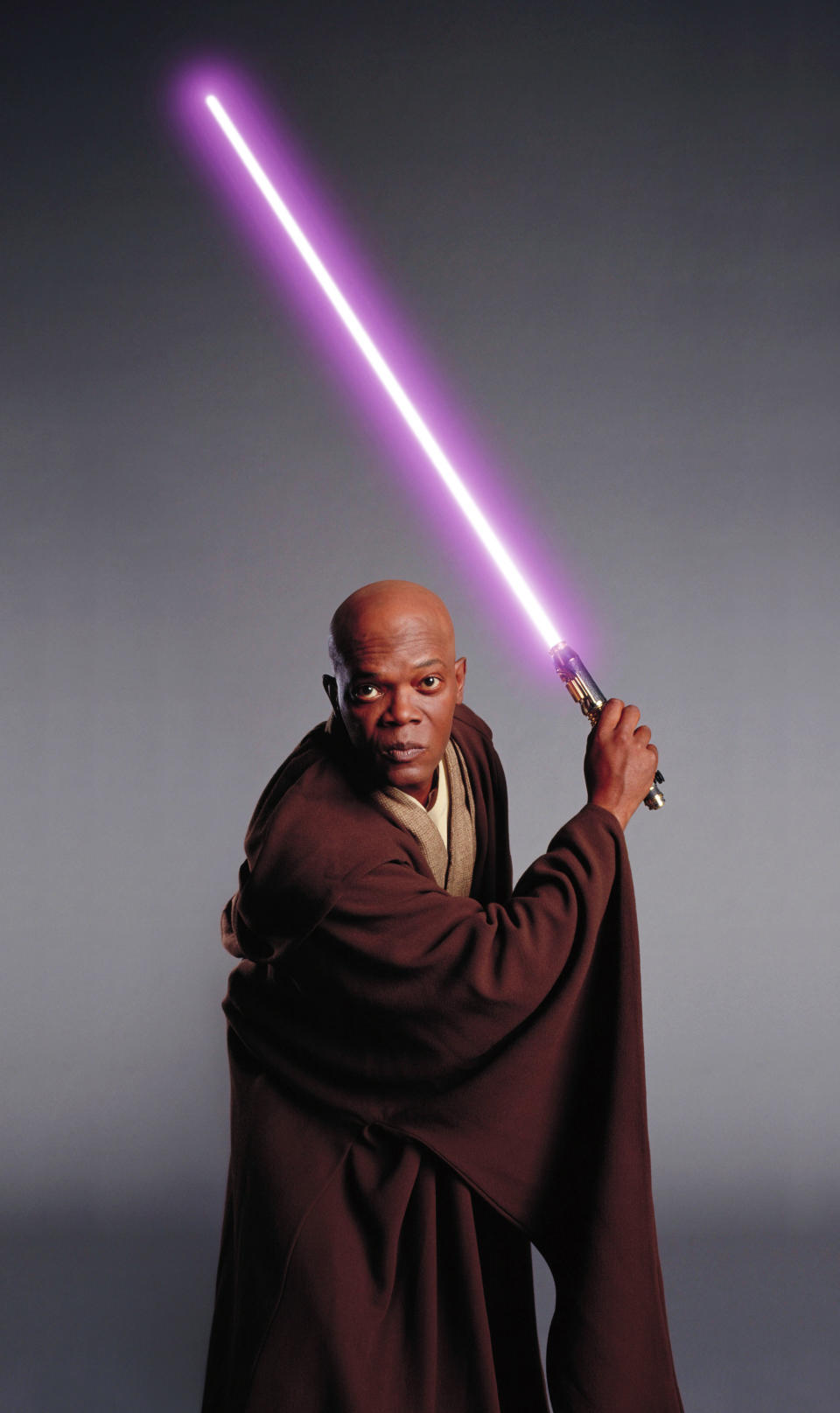 Mace Windu holding his purple lightsaber