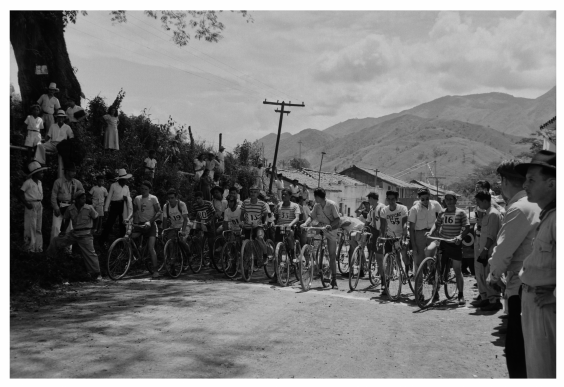 Vuelta riders strung out along the start line (The Big Climb)