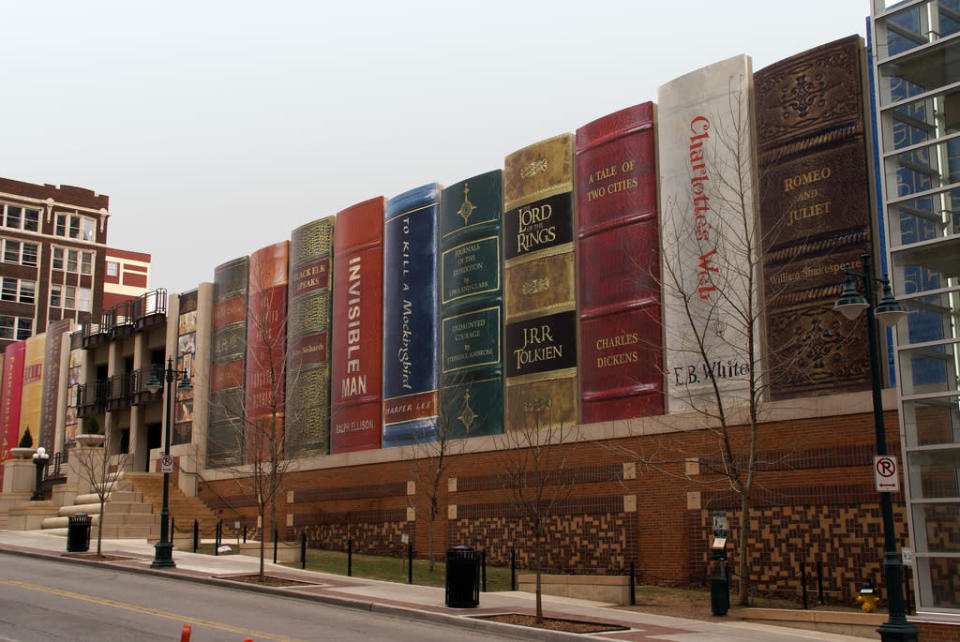 <b>Biblioteca pública de Kansas City (Kansas City, Missouri, EE.UU.)</b><br>La fachada sur del estacionamiento de la biblioteca parece otra biblioteca gigante con una hilera de volúmenes que miden aproximadamente 7 metros de alto y 3 de ancho. Los habitantes eligieron los títulos de los 22 libros, entre ellos Charlotte’s Web, Tao Te Ching y Catch-22. Flickr/<a href="http://www.flickr.com/photos/jonathan_moreau/" rel="nofollow noopener" target="_blank" data-ylk="slk:Jonathan Moreau;elm:context_link;itc:0;sec:content-canvas" class="link ">Jonathan Moreau</a>/Creative.Commons