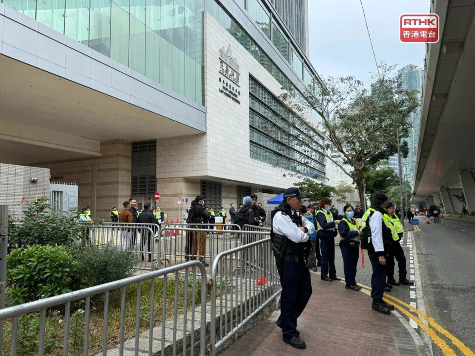 大批警員在西九龍裁判法院外駐守。（崔蔚恩攝）