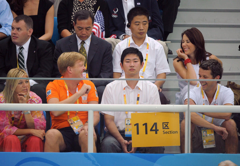 <p>Nicht nur das dänische Kronprinzenpaar, auch die niederländischen Royals lassen sich bei den Olympischen Spielen in Peking im Jahr 2008 so richtig gehen. Und zusammen mit Prinz Frederik und Prinzessin Mary, hier rechts im Bild, haben die vier Blaublüter so richtig Spaß beim Freestyle-Wettkampf der Schwimmerinnen. (Bild: ddp Images)</p>