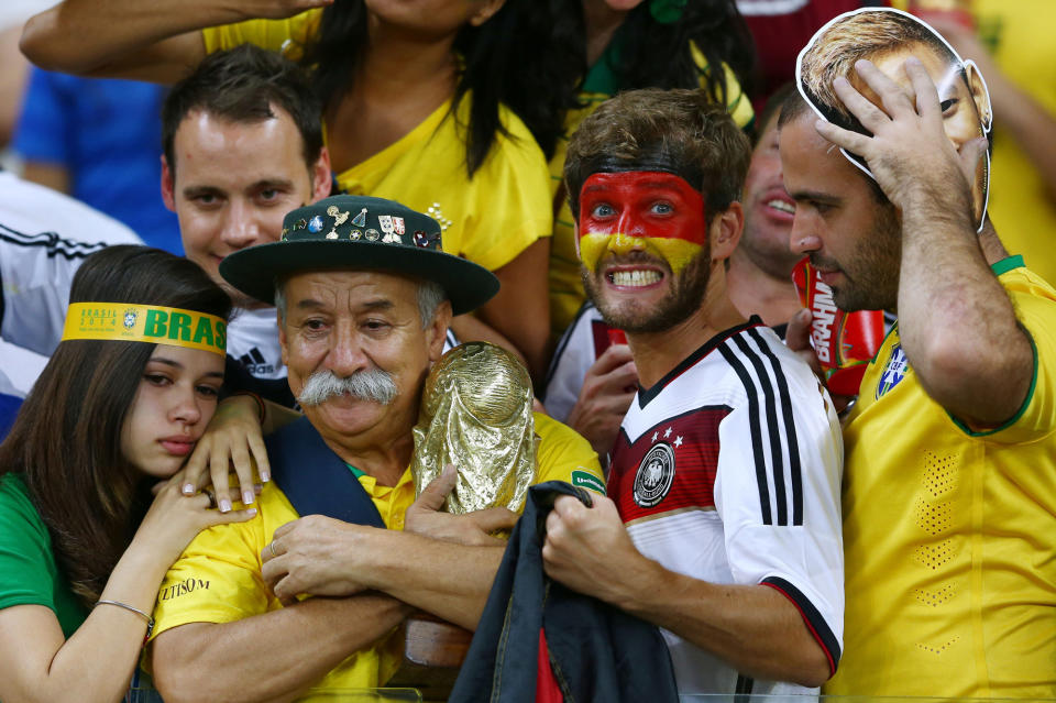 Dass es auch tragischer geht, hat dagegen dieser Brasilien-Fan bei der Fußball-Weltmeisterschaft 2014 in Deutschland bewiesen. Nachdem das deutsche Team die Brasilianer mit der denkwürdigen Packung von 7:1 aus dem Turnier geworfen hatte, gab der Brasilianer die WM-Trophäe symbolisch an einen deutschen Fan weiter. Am Ende hat es geholfen: Deutschland wurde Weltmeister.