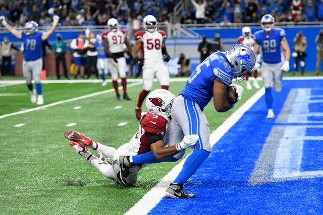 Jason Cabinda scores a touchdown for Detroit 