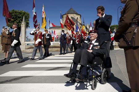 British World War II veteran Major Hugh Pond, 91, who served in the 9th Parachute Regiment, attends a ceremony at the municipal cemetery in Ranville, northern France June 6, 2014. REUTERS/Benoit Tessier