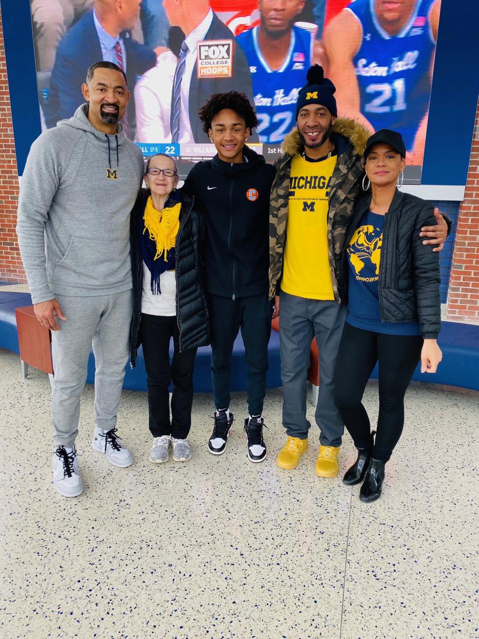 Kobe Bufkin and his family pose for a photo with Michigan basketball coach Juwan Howard.