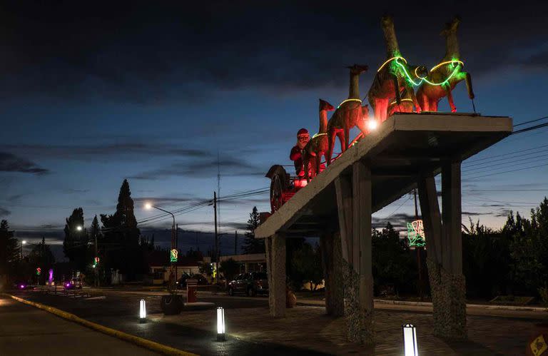 Escultura de Papá Noel y guanacos, en uno de los bulevares de Piedra Buena.