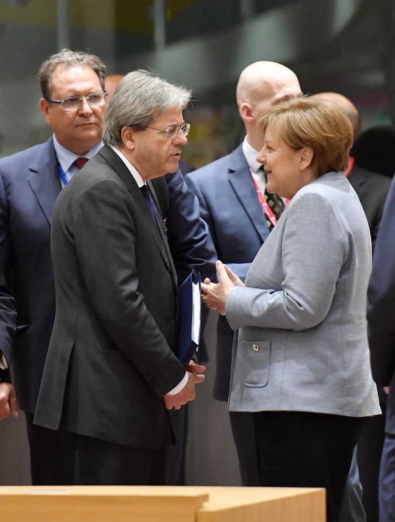 德國總理梅克爾（右）與義大利總理詹蒂洛尼在29日的歐盟特別高峰會上談話（AP）
