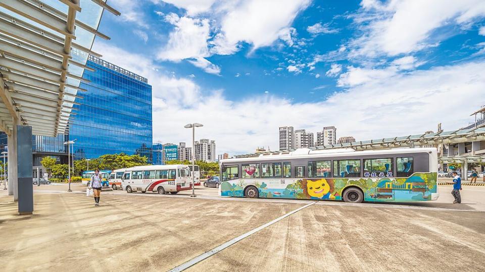 新竹縣政府為維持市區公車營運，補貼快捷公車和觀光巴士司機每月薪資1萬元，縣議員徐瑜新建議擴及幸福巴士和竹客駕駛。（羅浚濱攝）