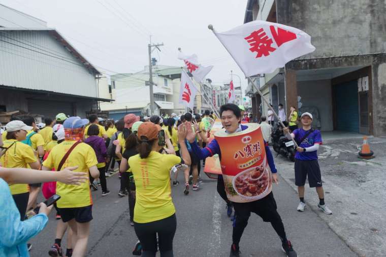 泰山年年動員志工夾賽道為選手加油。(圖：泰山提供)