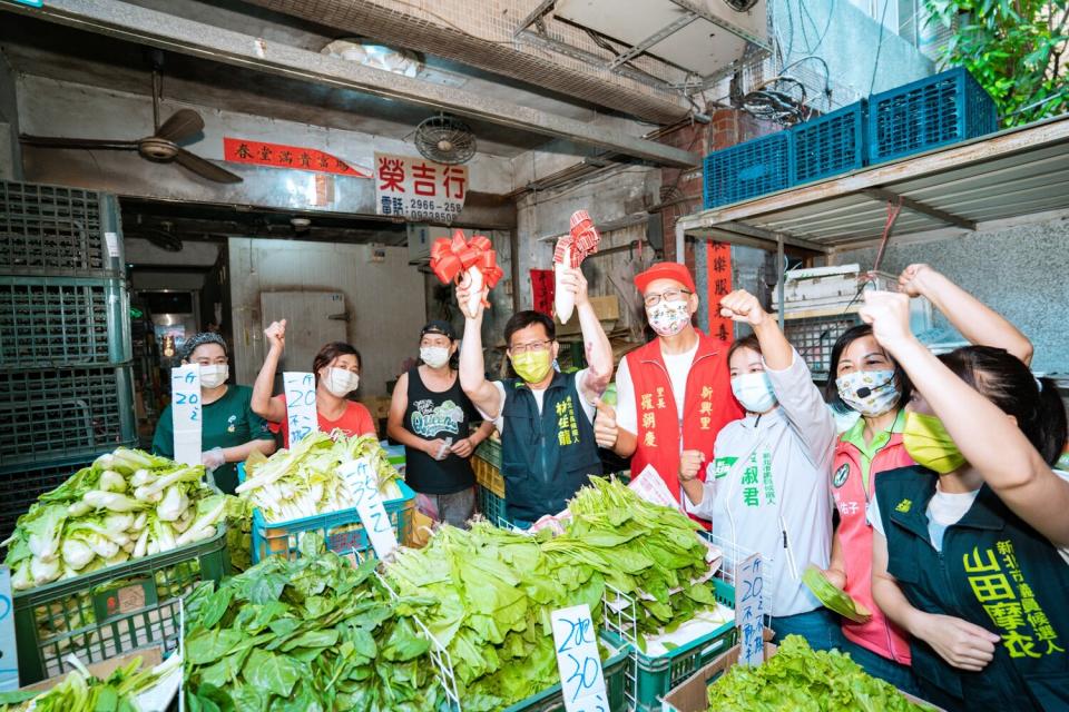 林佳龍今天前往板橋湳興市場掃街拜票。   圖：林佳龍競辦提供