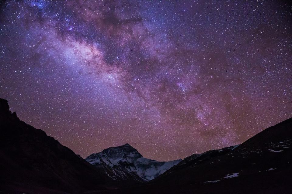 燁燁生輝的燦爛（Photo Credit: journeycloud@pixabay.com, License CC0，圖片來源：https://pixabay.com/zh/photos/the-milky-way-starry-sky-tibet-2377474/）