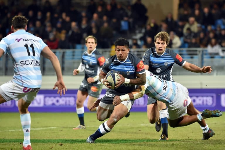 Castres' winger David Smith (C) runs with the ball