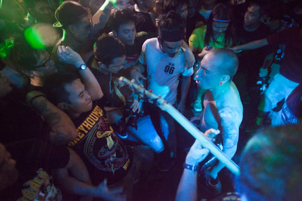 A fan finds himself face to face with Greyhoundz vocalist Reg Rubio. Photo by Niña Sandejas.