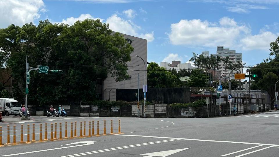 有些用路人認為太多餘。（圖／桃園市交通局提供）