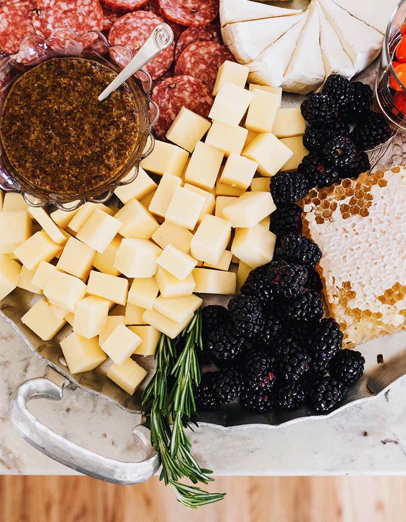 <p>On pense à pré-découper les fromages en petits morceaux pour un plateau apéro 100% pratique.</p><p>Découvrir la recette <a href="https://zestfulkitchen.com/how-to-assemble-the-perfect-cheese-board/" rel="nofollow noopener" target="_blank" data-ylk="slk:ici;elm:context_link;itc:0;sec:content-canvas" class="link ">ici</a></p><br>