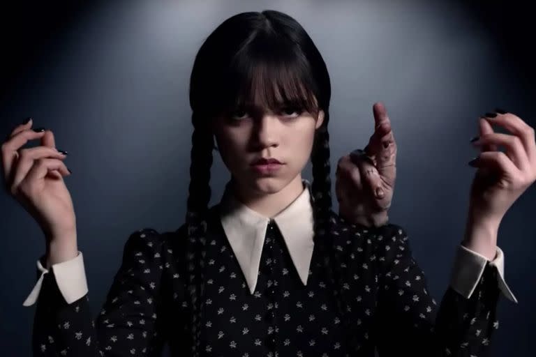 Jenna Ortega como Merlina en la nueva serie de Netflix