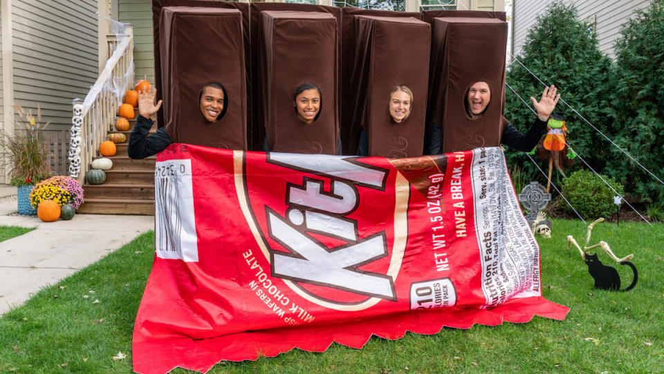 KIT KAT group costume with rapper