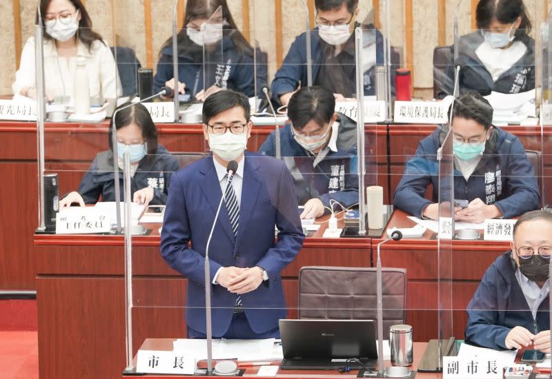 ▲市長陳其邁今天在議會詢答時鄭重表示，連任後不會去選總統或更高職位！他同時也首次說出服國民兵的原因是脊柱側彎(脊椎側彎）。(圖／高市府提供)