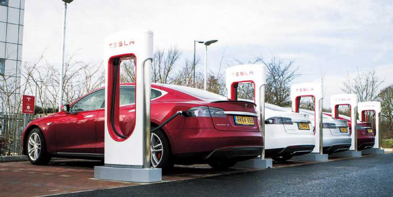 特斯拉電動車是使用新能源的代表，加速了以電動車取代燃油車的國際趨勢。（圖／讀者提供）