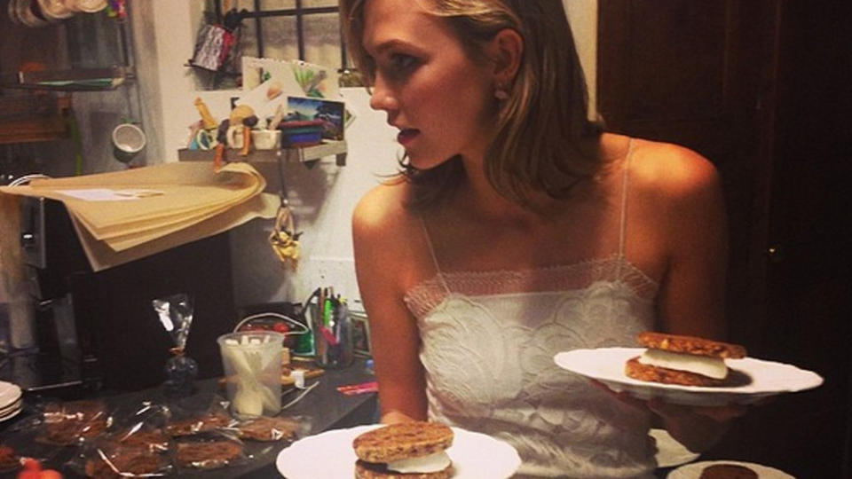 Karlie Kloss liebt Kekse! Als Dessert dürfen es deswegen schon mal zwei Cookies und eine Kugel Eis sein