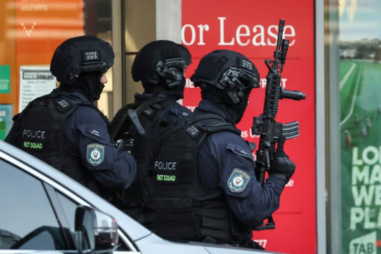 Des policiers entrent dans le centre commercial Westfield Bondi Junction à Sydney où a été perpetrée l'attaque au couteau, le 13 avril 2024 (David GRAY)