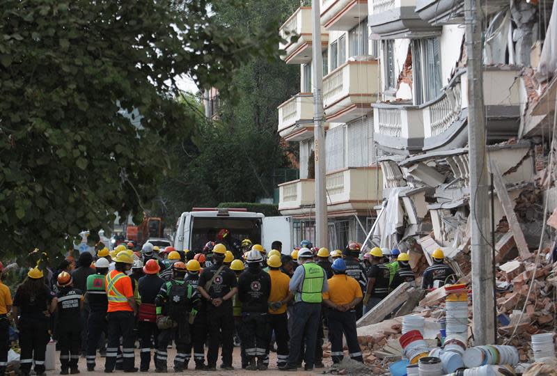 <p>Una ambulancia forense traslada un cuerpo rescatado de los edificios colapsados tras el sismo de magnitud 7,1 en la escala de Richter hoy, miércoles 20 de septiembre de 2017, en Ciudad de México (México). EFE </p>