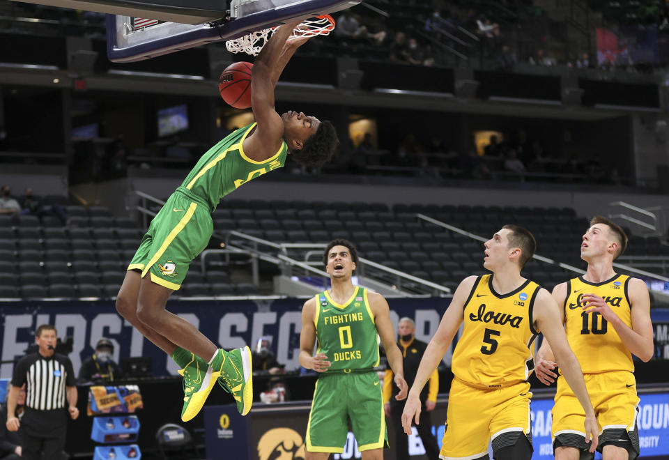 Eric Williams Jr. of the Oregon Ducks dunks against the Iowa Hawkeyes in a high-scoring NCAA tournament game. (Photo by Stacy Revere/Getty Images)