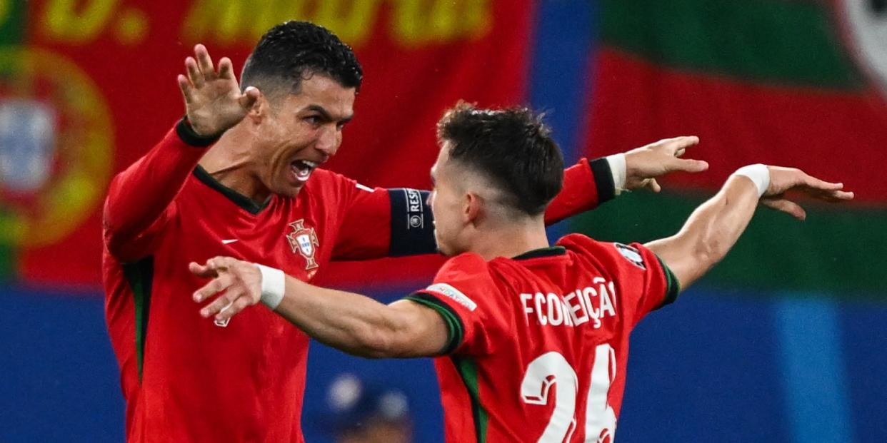 So um Mitternacht schickte Cristiano Ronaldo seinen Fans nach dem nervenaufreibenden Zittersieg zum EM-Auftakt noch eine klare Botschaft. «Bis zum Ende, Portugal», schrieb der Superstar der siegreichen Portugiesen bei Instagram. Nicht viel hatte gefehlt, und der Titelmitfavorit wäre am Dienstagabend mit einem Remis gegen Tschechien in die EM gestartet.<span class="copyright">dpa</span>