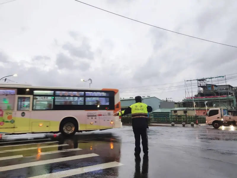 ▲因應海葵颱風過境周一上班車潮，警方規劃動員百人進行疏導上班車潮。（圖 ／新北市警察局蘆洲分局提供）