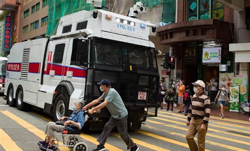 水砲車和裝甲車已在香港警察總部前待命。（圖／翻攝自立場新聞）