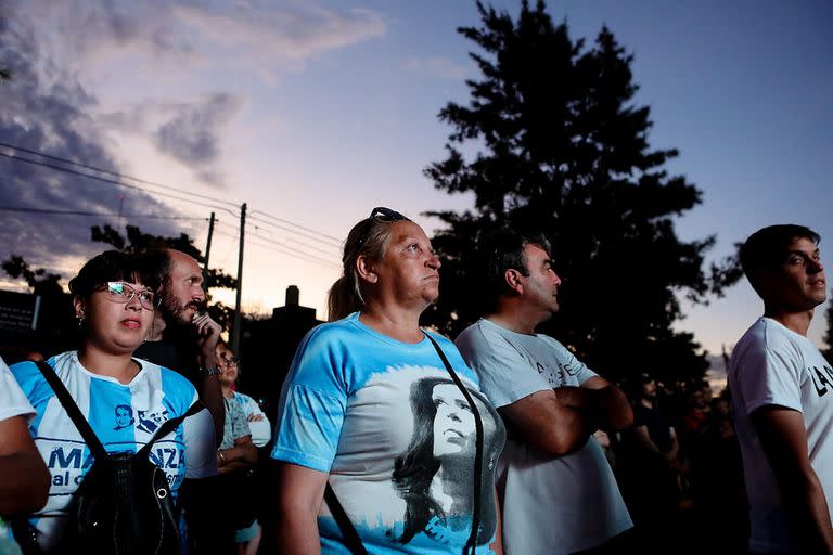 Los militantes ven el acto de Cristina Kirchner afuera del Estadio Único de La Plata