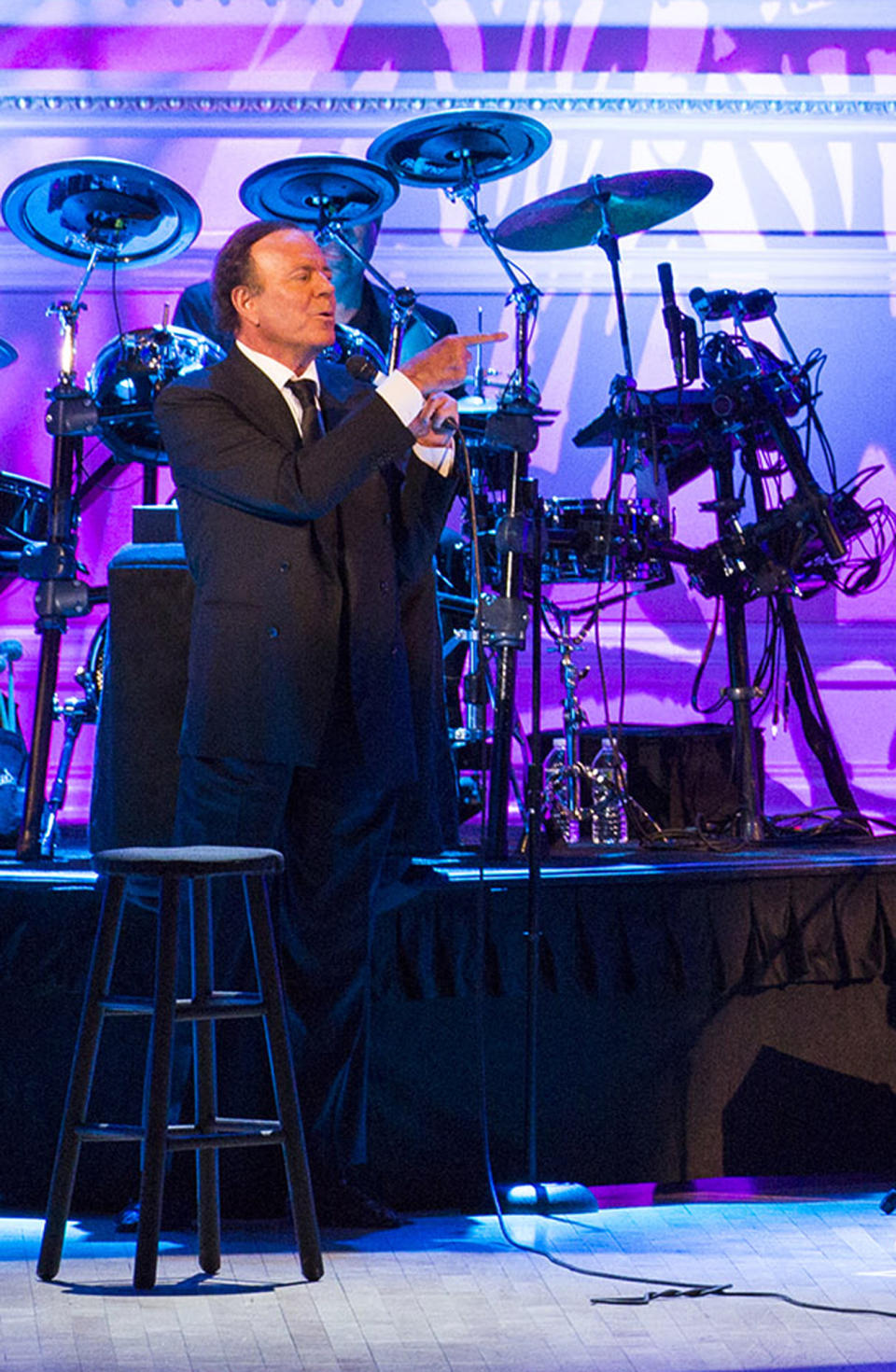 En esta foto del 24 de abril del 2014 difundida por el Carnegie Hall, el ídolo español Julio Iglesias canta en el Carnegie Hall de Nueva York en honor a su amigo, el diseñador de modas dominicano Oscar de la Renta, quien recibió la Medalla de la Excelencia durante la velada.(AP Foto/Carnegie Hall, Chris Lee)