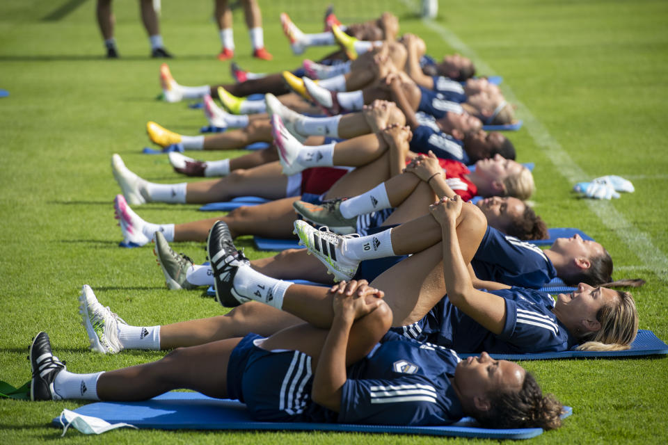 Miembros del equipo femenil de futbol del Girondins de Burdeos se estiran durante un entrenamiento en Burdeos, Francia, el 9 de julio de 2020. (James Hill/The New York Times)