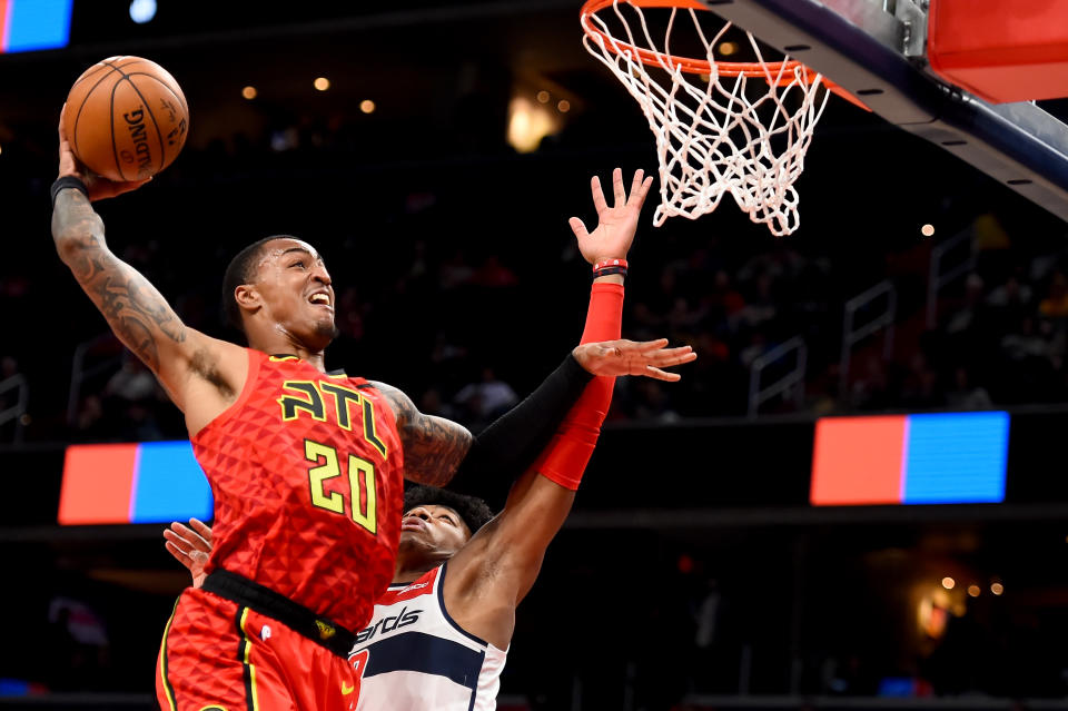 John Collins（持球者）。（Photo by Will Newton/Getty Images）