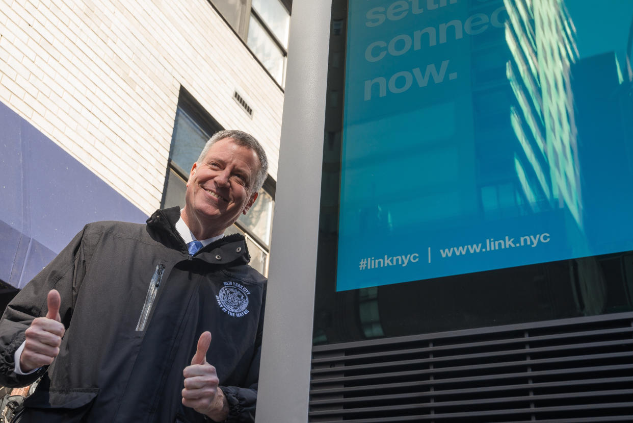 New York City Mayor Bill de Blasio gives a big ol' thumbs up, possibly at the thought of reading your email. (Photo: Albin Lohr-Jones/Pacific Press/LightRocket via Getty Images)