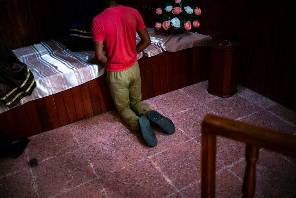 <p>A Central American refugee prays at a church in the town of Huixtla, Chiapas state, Mexico, on Tuesday, Oct. 23, 2018. (Photo: Alejandro Cegarra/Bloomberg via Getty Images) </p>