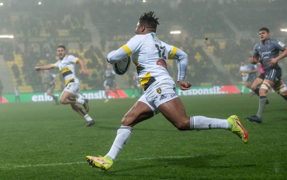 La Rochelle's Jonathan Danty runs with the ball to score during the European Champions Cup Round 3 Pool A rugby union match between La Rochelle and Bath at Stade Marcel Deflandre in La Rochelle, western France on January 15, 2022. - AFPA