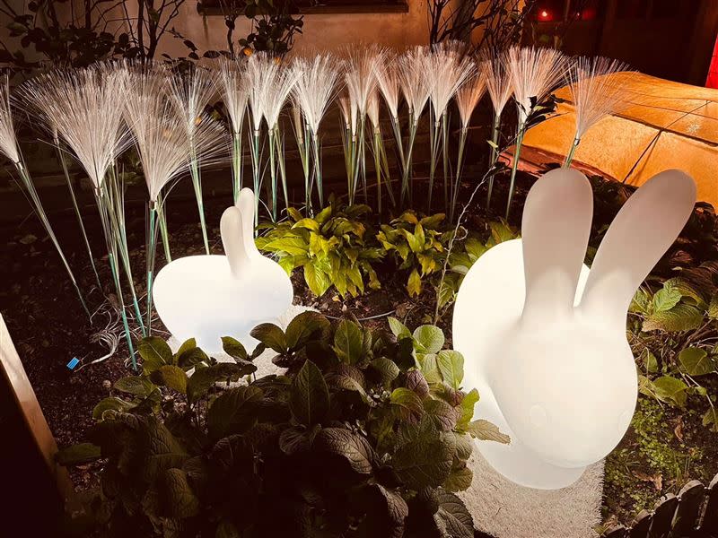 藏身在花圃中的兔子燈飾散發溫暖的光，點亮河岸風情（圖／新北市觀光局提供）