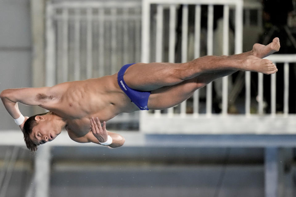 El mexicano Randal Willars compite en la plataforma de 10 metros de los clavados de los Juegos Panamericanos en Santiago, Chile, el miércoles 25 de octubre de 2023. (AP Foto/Eduardo Verdugo)