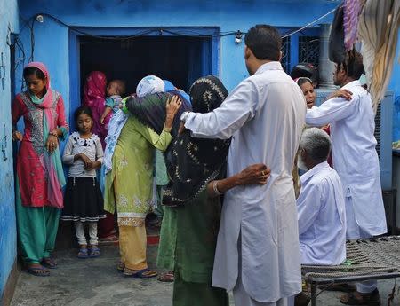 Relatives and family members of Akhalaq Saifi, who was killed by a mob, mourn his death at Bisara village in Uttar Pradesh, October 2, 2015. REUTERS/Anindito Mukherjee