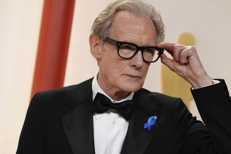 Bill Nighy desplegó su encanto en la gala de los Oscar 2023