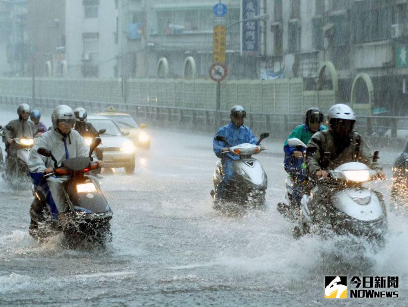 ▲受到杜蘇芮颱風及其外圍環流影響，中央氣象局持續發布「豪雨特報」，提醒民眾雨勢越晚越大、雨區也會漸漸擴張。（圖/NOWnews影像中心）