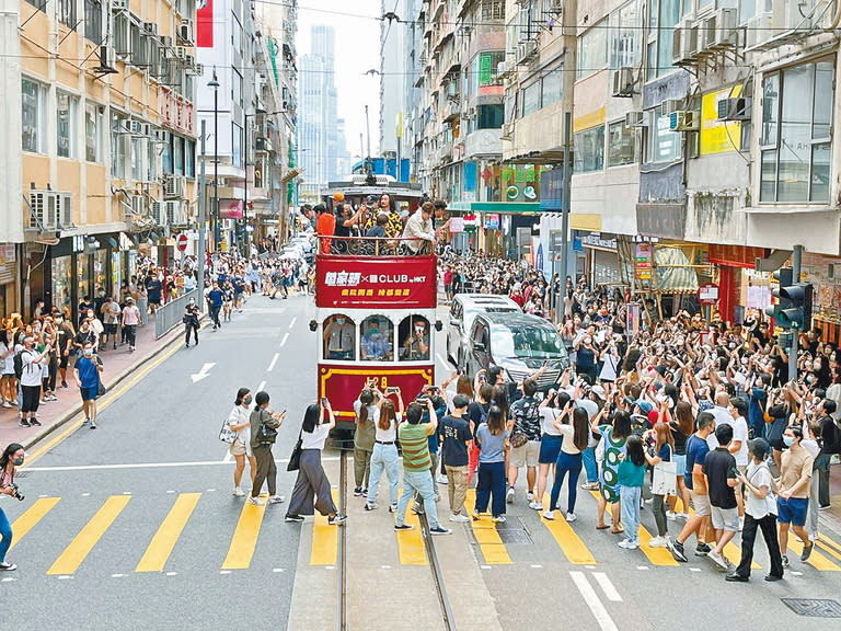 ■During the period, some fans rammed across the road, and even forced them to take pictures on the road, which was very dangerous.