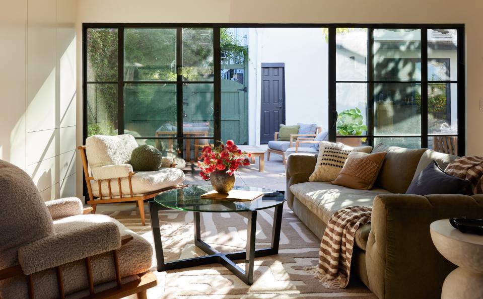 Designed like a sunroom, the lounge in the garage is an idyll that lets in the light. The chairs and coffee table are both bespoke builds by Dacotah Studio, while the sofa is Crate & Barrel’s Cambria design. The Walker Noble Kuba rug by West Elm holds a mirror to the sunshine. Outer was the brand of choice for the outdoor teak set.